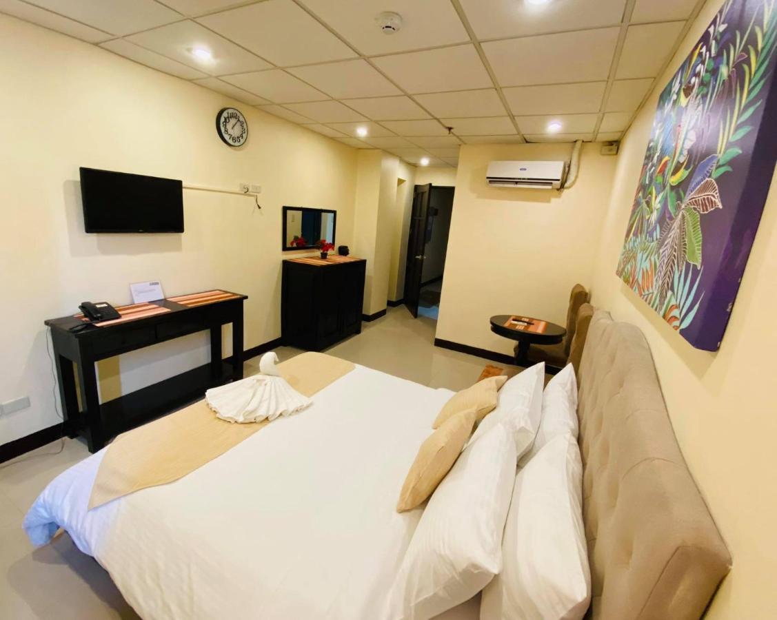 Amax Inn Makati Makati City Exteriör bild